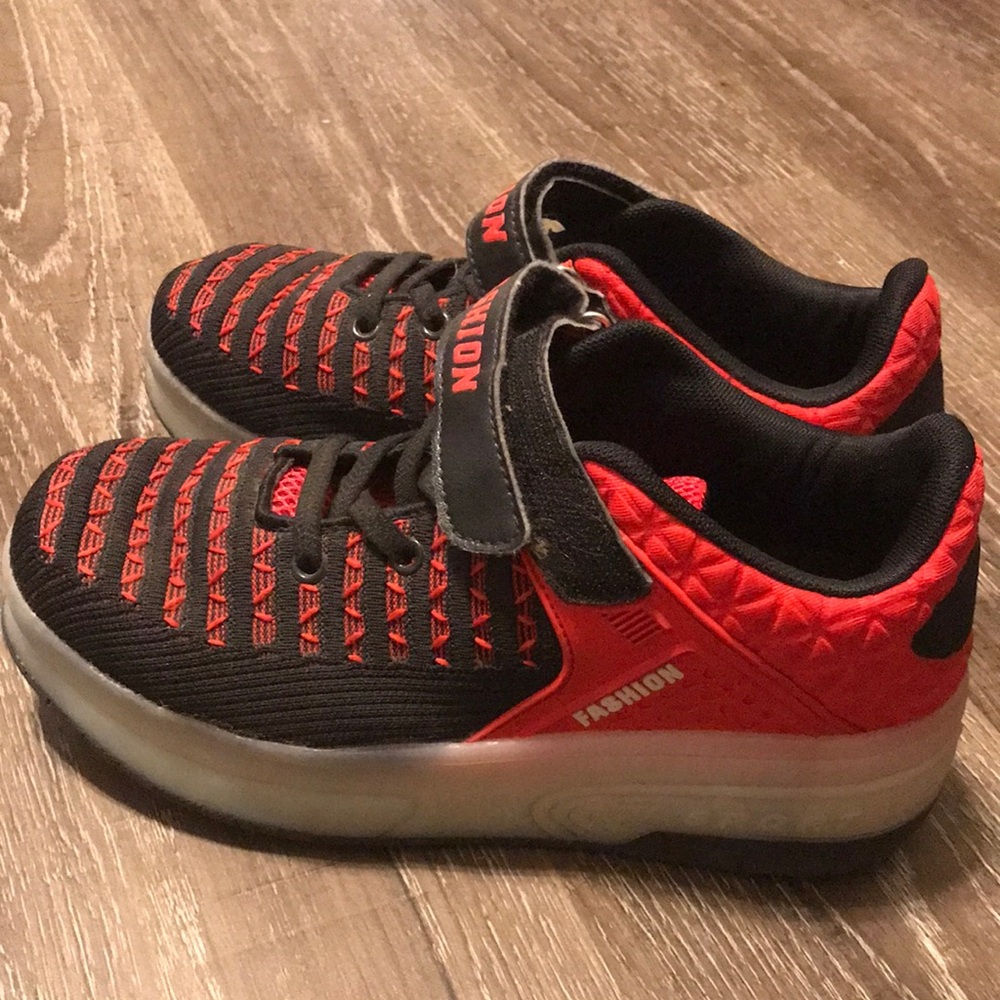 Kids skate shoes that light up